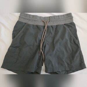 Columbia Oluve Green Cargo Shorts Relaxed Fit Size 6 EUC